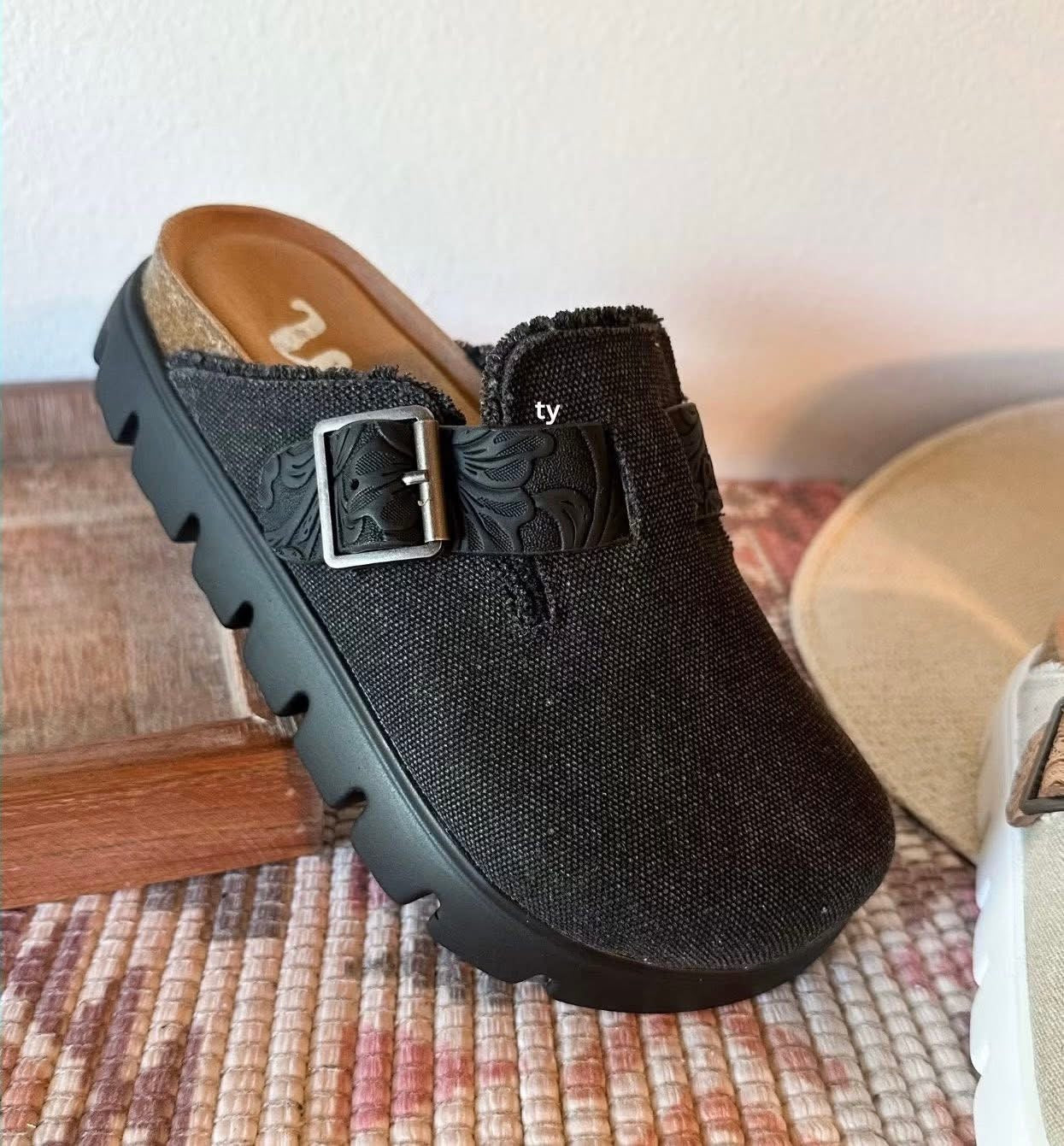 Black Clogs - Very G