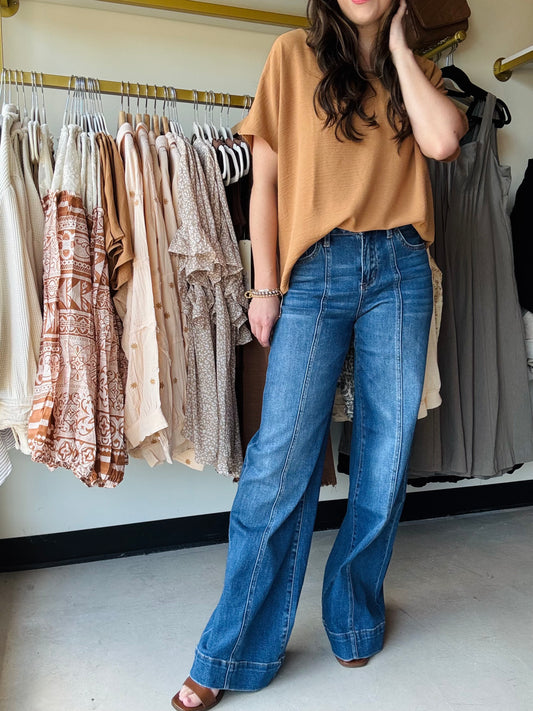 The perfect denim style with piping details and a wide leg fit. Wide leg denim pants