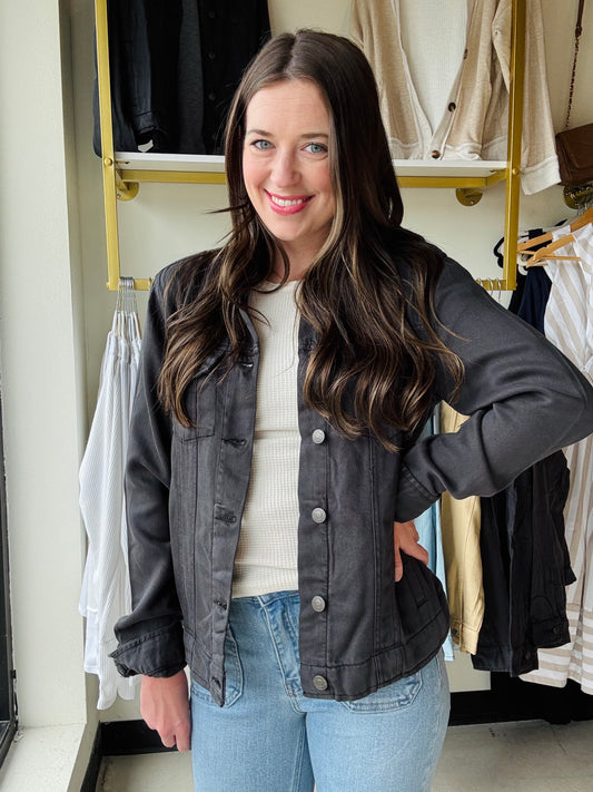 Trust us, you need this denim jacket in your life. Made with our super soft Tencel Lyocell, the Jackie Jacket is a wardrobe staple!
Button front closure
Side pockets
Relaxed fit