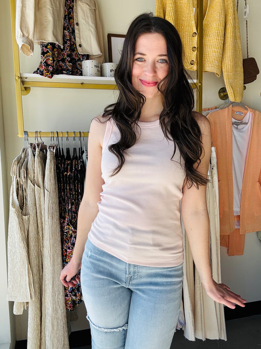 Forever timeless in the EDLIN TANK! Crafted in a soft ribbed fabrication, this tank is a wear-everywhere kind of essential.
Sleeveless tank
Crew neckline