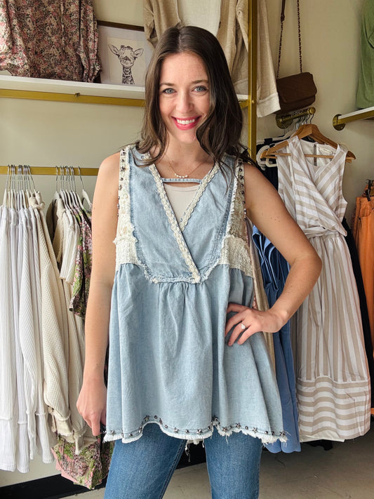 POL
Designed in V neck relaxed fit sleeveless top in cotton with stud.