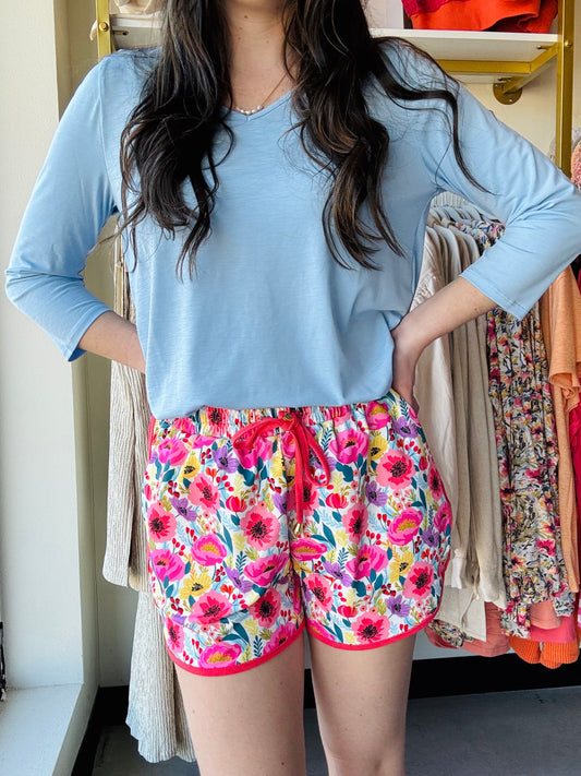Jess Lea
These mid-rise floral pattern shorts are so perfect for the spring and summer and even to wear into the fall! Get the effortless yet chic look with these shorts. They feature a mid-rise, tie waist drawstring, & side pockets. These are a relaxed fit.