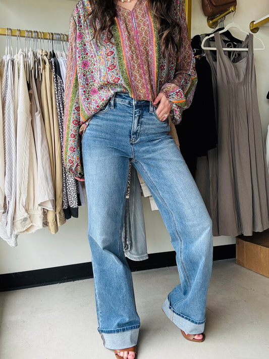 High Rise - Wide Leg - Fold Over Cuff Hem - 1 Button Closure with Zipper - Slimming Effect - Built-In Tummy Control Panels - 5 Pocket Design
Size & Fit (based on size 5): - Inseam: 32" - Rise: 11" - Leg Opening: 20"