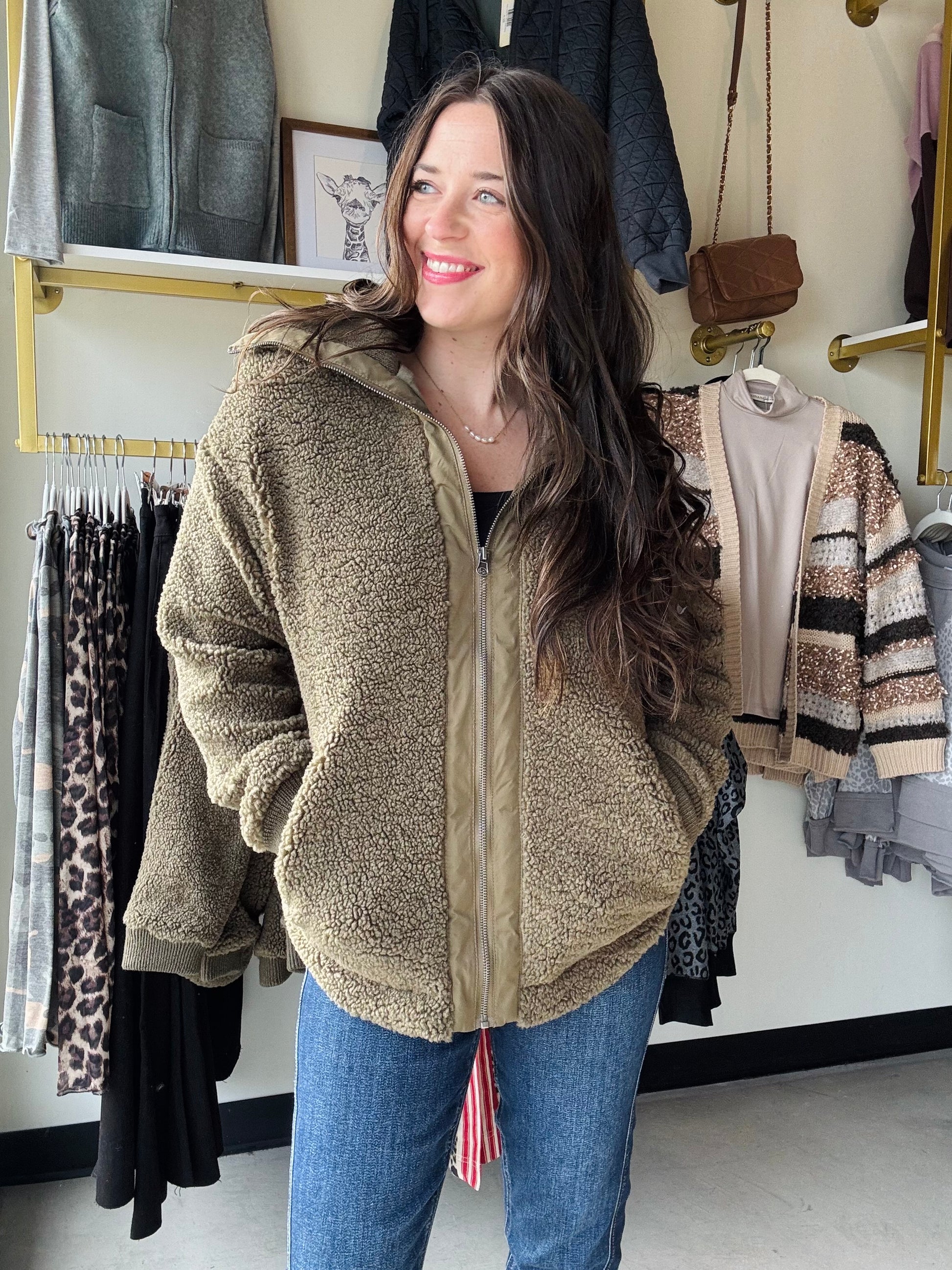 Perfect to layer over activewear or streetwear, this fleece jacket features a soft jersey lining with zip-up front and dual side pockets.
Zipper front closure
Side pockets
Fleece fabric