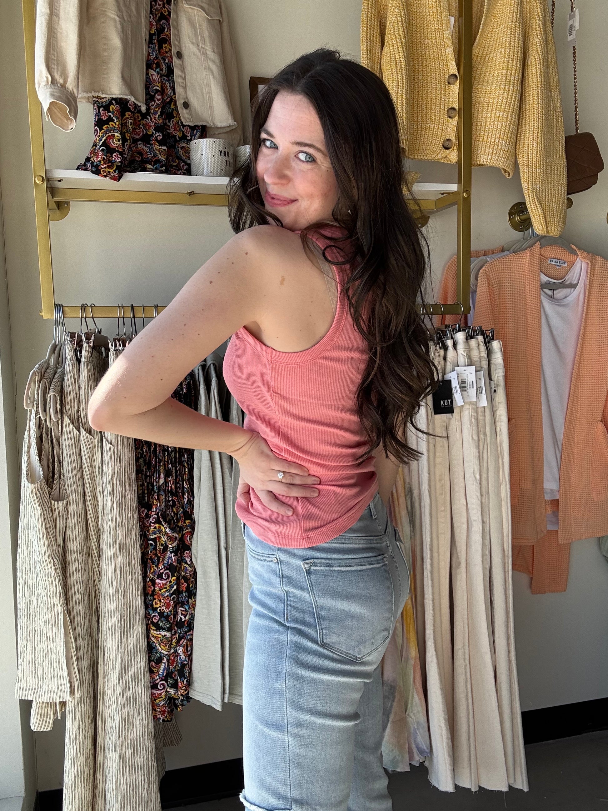Forever timeless in the EDLIN TANK! Crafted in a soft ribbed fabrication, this tank is a wear-everywhere kind of essential.
Sleeveless tank
Crew neckline