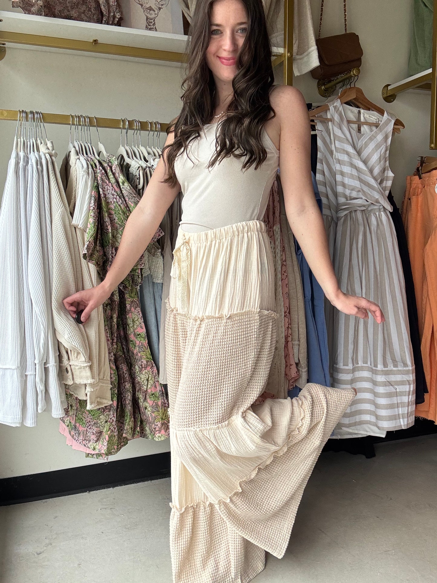 POL
Designed in pants, wide fit in double gauze and thermal mix with raw edge detail pointed solid pattern.