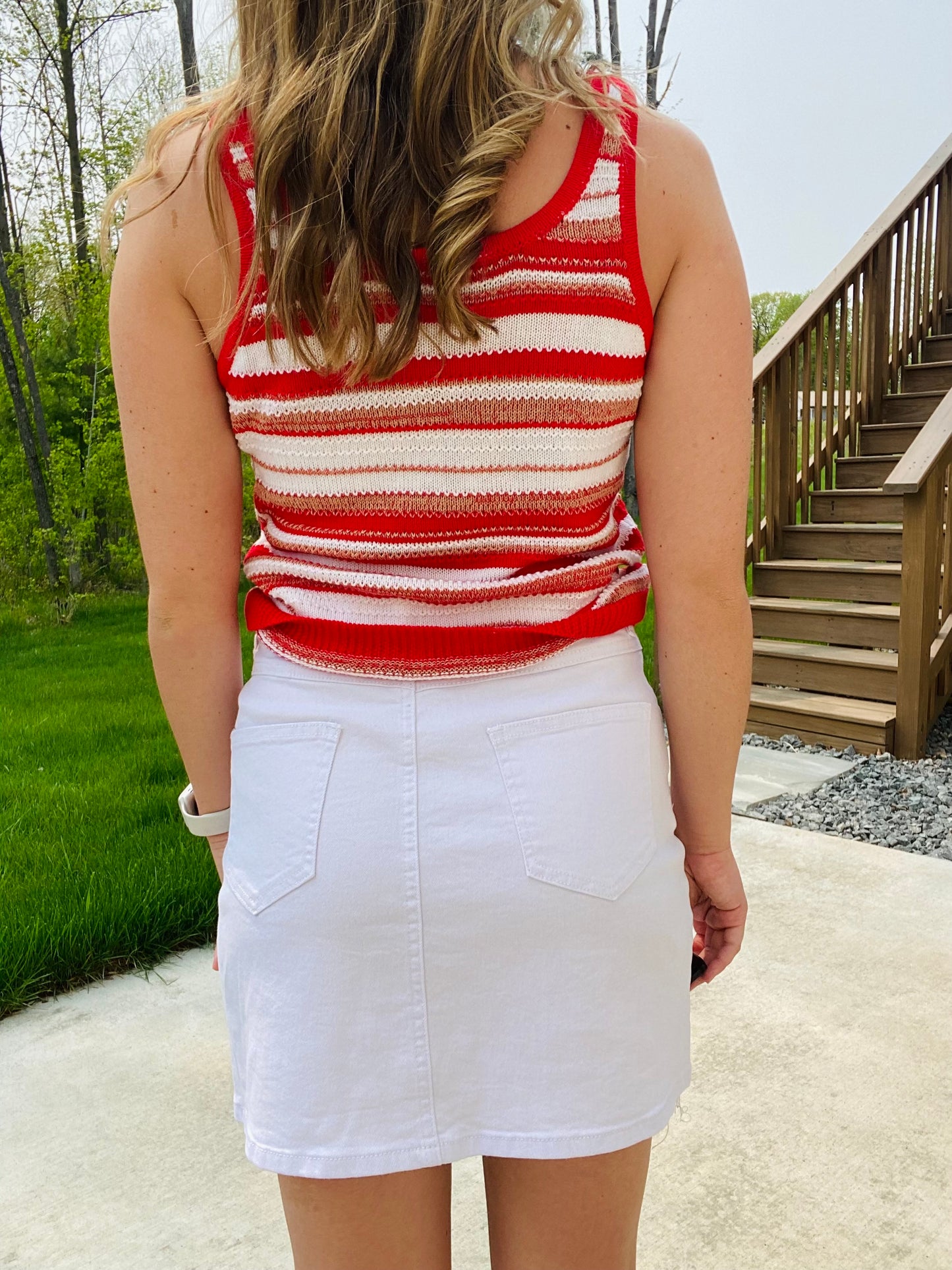 Get this style that is the perfect spring and summer essential! Made from soft white denim fabric with a touch of stretch and a classic look.
