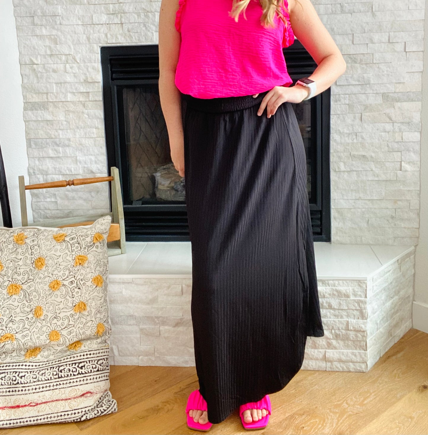 Sail through beach vacations in style with this High Waisted Smocked Maxi Skirt! Gently fitted at the waist with a smocked waistline and featuring a side slit for easy movement, this black maxi skirt is the perfect way to rock a look that says, "I'm ready for a beach vacay!" (And, not to mention, super comfy.)