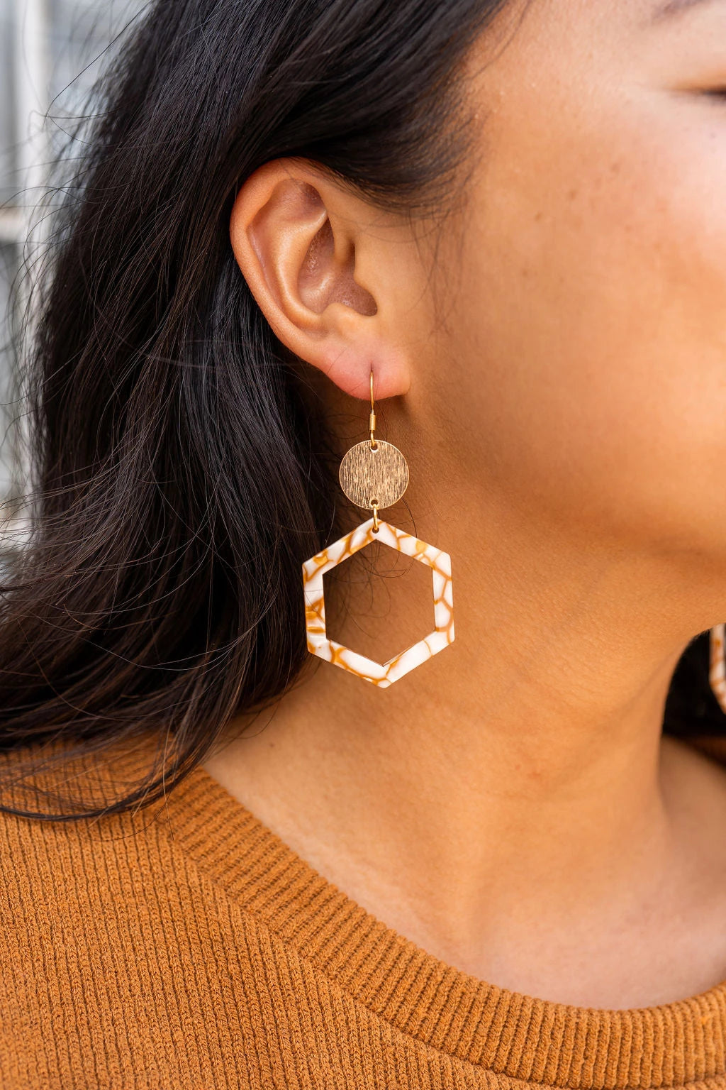 Lennox is a fun style with cut-out hexagon charms paired perfectly with gold accents. 18k gold-plated hypoallergenic stainless steel hooks Gold-plated brushed brass charms Lightweight and durable plant-based acetate acrylic charms in pumpkin spice