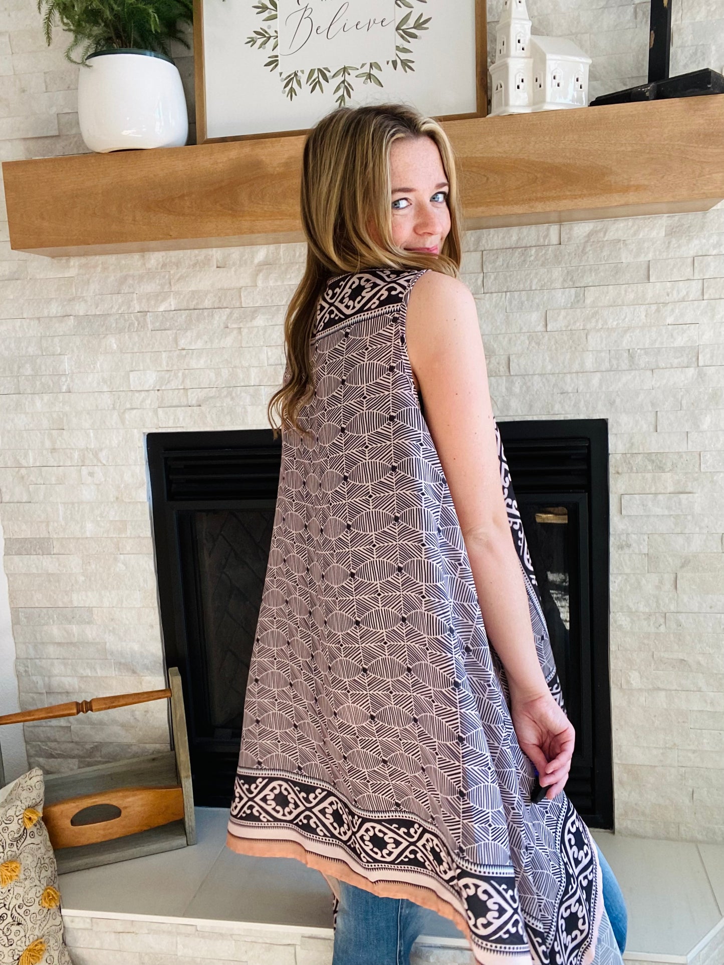Look your best in our Western Motif Sleeveless Kimono. With an assymetrical design, western-style motif, and cool fabric to keep you comfortable on hot days - it's timeless fashion that's sure to turn heads.