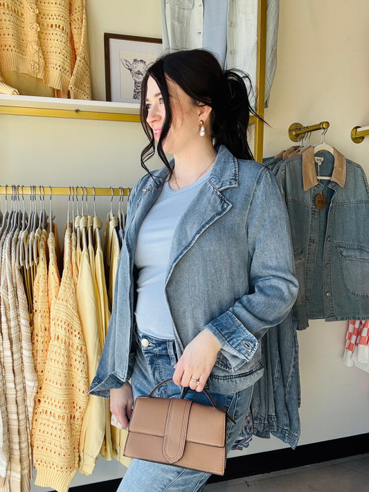 Thread &amp; Supply

Notch lapel
Side pockets
Measurements for a size small:

Length: 23"
Chest: 19"
Sleeve Length: 24.5"
Content:&nbsp;

100% Lyocell
