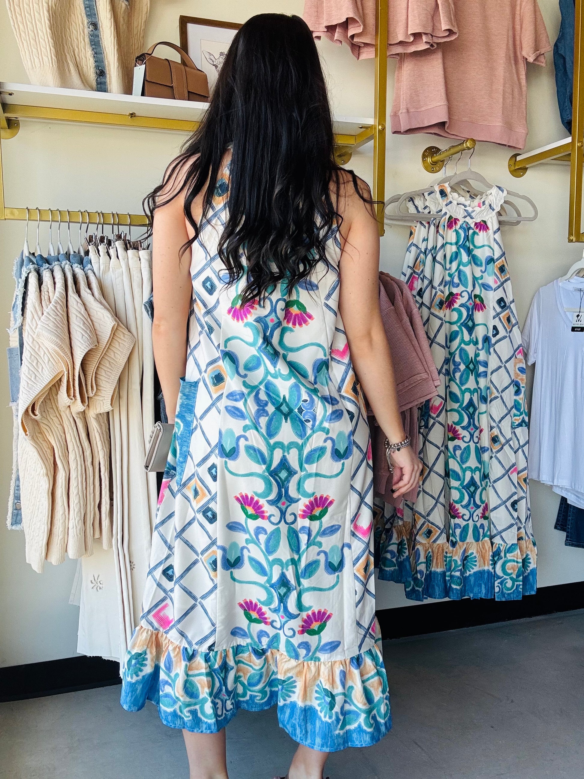 Umgee

Halter Neck Printed Maxi Dress

Key Features
• Halter neckline with ruffle trim
• Bold multi-pattern design
• Flowy maxi length
• Hidden side pockets
• Lined

Fabric Contents
• 100% Polyester