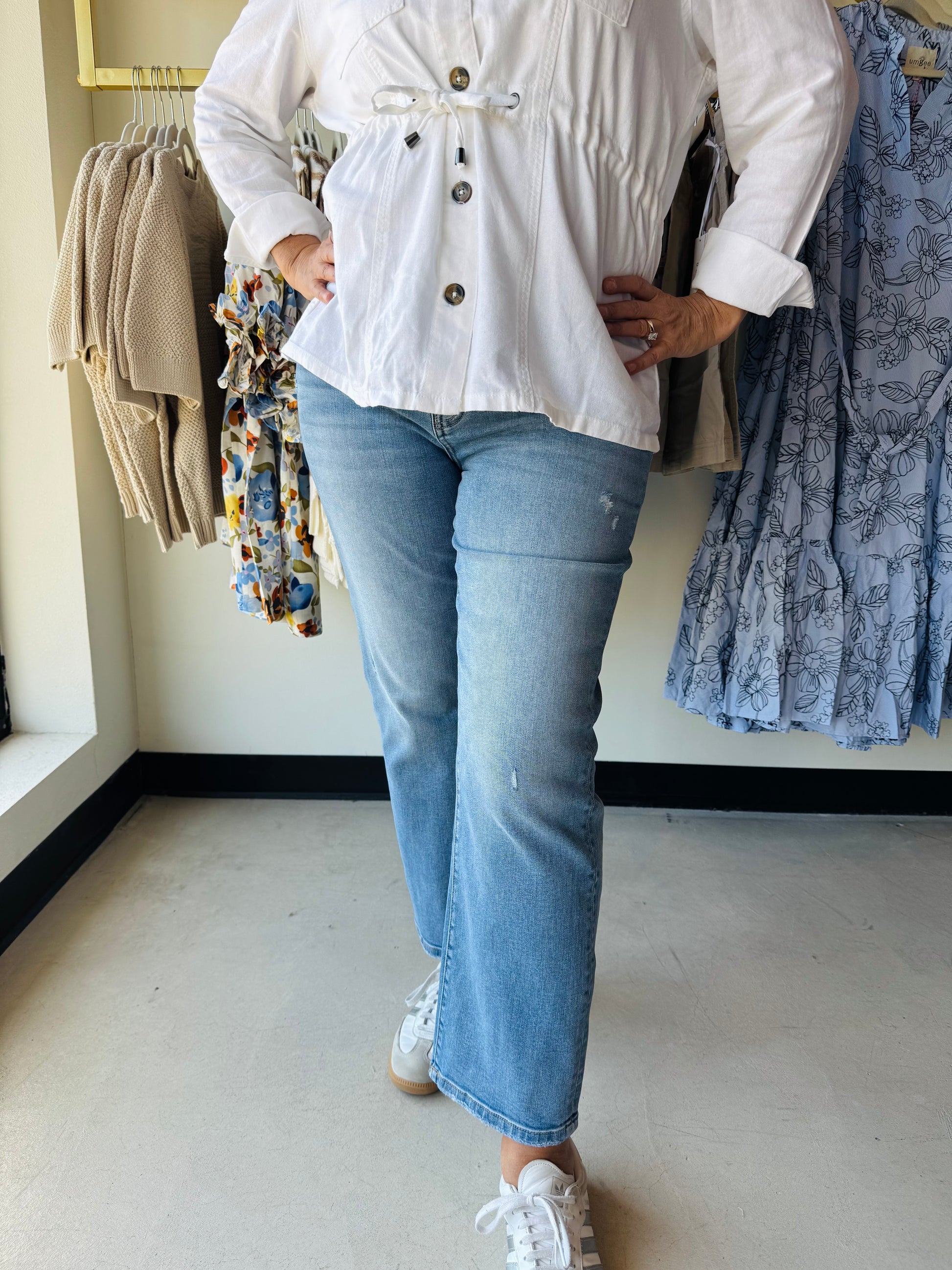 Vervet by Flying Monkey

Comfort stretch denim, mid rise waist, 5 pockets, lightly distressed detail, finished hem, ankle length, slim straight jeans.

Approx. Rise 9" / Inseam 28" / Leg Opening 15"