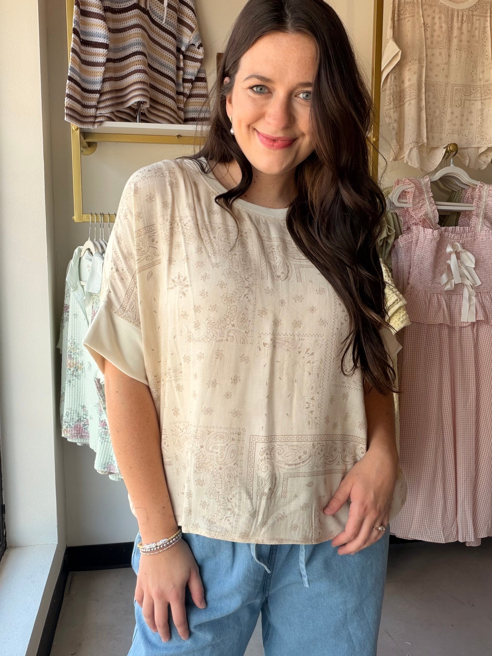 Casual, cool, and full of character — the Oatmeal Bandana Patch Top by Cozy Co. is a laid-back essential with a playful Western-inspired twist. The warm oatmeal base is elevated by a bandana patch detail in a contrast fabric, giving this short sleeve knit top a unique, boutique-worthy look that pairs effortlessly with denim, shorts, or your favorite wide-leg pants.

Details:

Bandana patch contrast detail
Short sleeve silhouette
Relaxed, easy-wearing fit
Lightweight and breathable construction
Material:
Sel