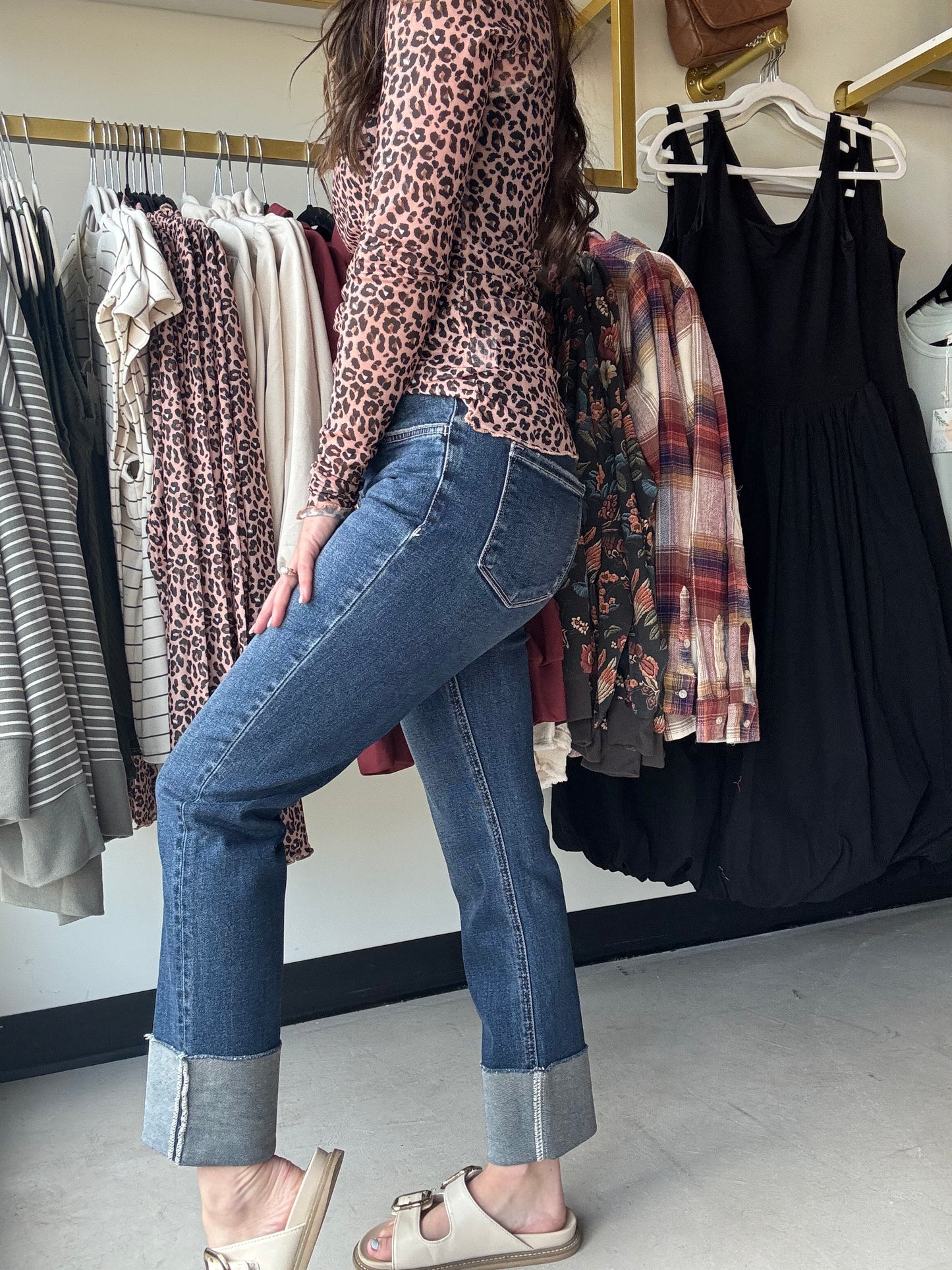 Lovervet by Vervet

HIGH RISE CUFFED SLIM STRAIGHT JEANS COMFORT STRETCH DENIM, HIGH RISE WAIST, SLIGHTLY DISTRESSED DETAIL, SINGLE CUFF HEM, CROPPED LENGTH, SLIM STRAIGHT JEANS

F. RISE: 10" / INSEAM: 27" / LEG OPENING: 14 1/2" / CUFF: 4" X 1
