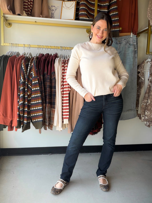 The Straight Leg jean offers a timeless silhouette with a relaxed, slightly slim straight leg that’s easy to wear from day to night. Designed with "Ab"solution® fit technology to smooth, support, and enhance your shape—for comfortable support and a flattering, lifted look.

• &nbsp; &nbsp; &nbsp; &nbsp;“Ab”solution® fit technology
• &nbsp; &nbsp; &nbsp; &nbsp;Mid-rise
• &nbsp; &nbsp; &nbsp; &nbsp;Sweetheart shaped back yoke and angled dart seams to boost your assets
• &nbsp; &nbsp; &nbsp; &nbsp;Button and z