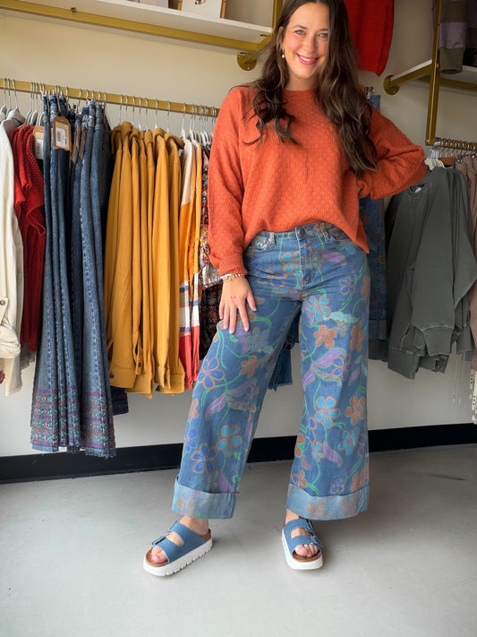 Easel&nbsp;

SIGNATURE PRINT WASHED STRETCH DENIM PANTS
-WIDE LEG DENIM BOTTOM
-BUTTON AND ZIPPER FRONT CLOSURE
-FIVE POCKET DESIGN
-RELAXED WIDE LEG SILHOUETTE
-BOLD COLORFUL FLORAL DESIGN
-SMALL MEASUREMENTS : INSEAM - 27" OUTSEAM - 37.5" &amp; WAIST - 13.75"


Fabric: DENIM
Content: 75%COTTON 24%POLY 1%SPAN&nbsp;
SIGNATURE PRINT WASHED STRETCH DENIM PANTS