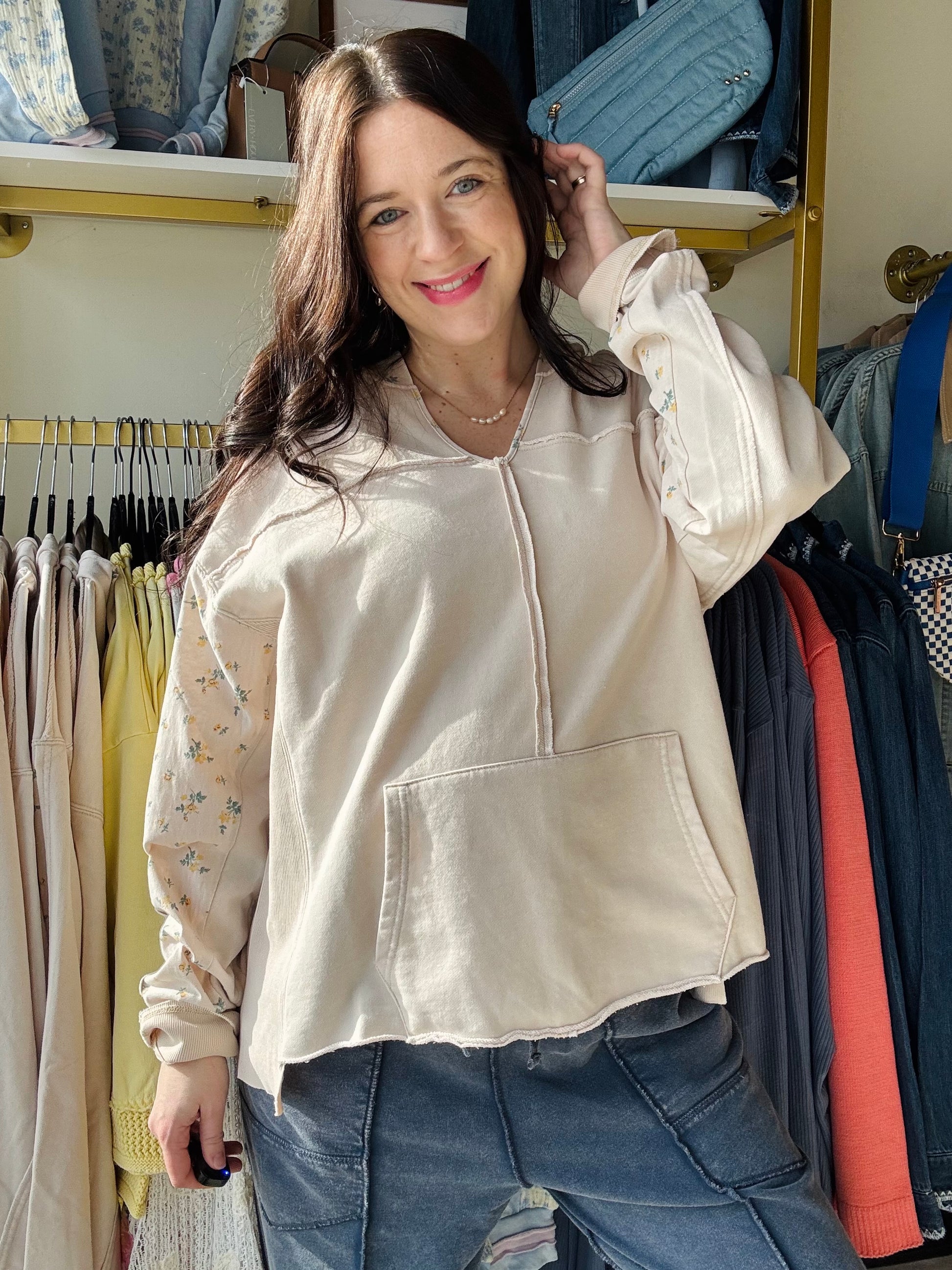 Easel

WASHED HOODIE PULLOVER
-MINERAL WASHED
-RELAXED HOODED PULLOVER
-SOFT FRENCH TERRY FABRIC
-CONTRAST FLORAL PRINT
-FRONT KANGAROO POCKET
-DROPPED SHOULDERS