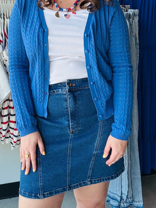 Gilli
This midi-length denim skirt combines comfort with timeless style. Crafted from stretchy material, it moves with you throughout the day while maintaining its shape. The flattering hemline skims the body beautifully, creating a silhouette that works for any occasion—from casual outings to dressed-up events. Functional front pockets add practical appeal. A versatile wardrobe essential that transitions seamlessly from season to season.