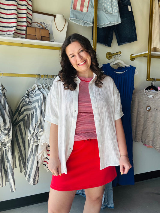 Jess Lea

Step into a world of comfort and style with the Sawyer Gauze Top. Made from lightweight, breathable gauze fabric, this top is your perfect companion for warm, sunny days or layered looks during cooler seasons.
