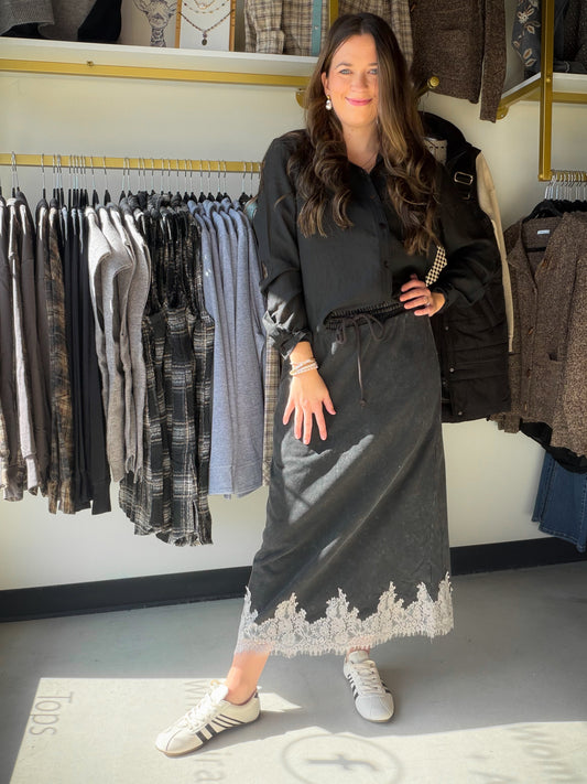 A little contrast makes an outfit memorable. This Anniewear skirt pairs a mineral-wash look with lace trim, bringing a soft, romantic finish to an everyday piece. Style it with a simple tee and boots for an afternoon out, or add a sweater when you want to play up the texture.

Details to love

Mineral-wash finish
Lace trim detail
Available in Small, Medium, Large and XL
Fabric

85% cotton, 15% polyester.&nbsp;