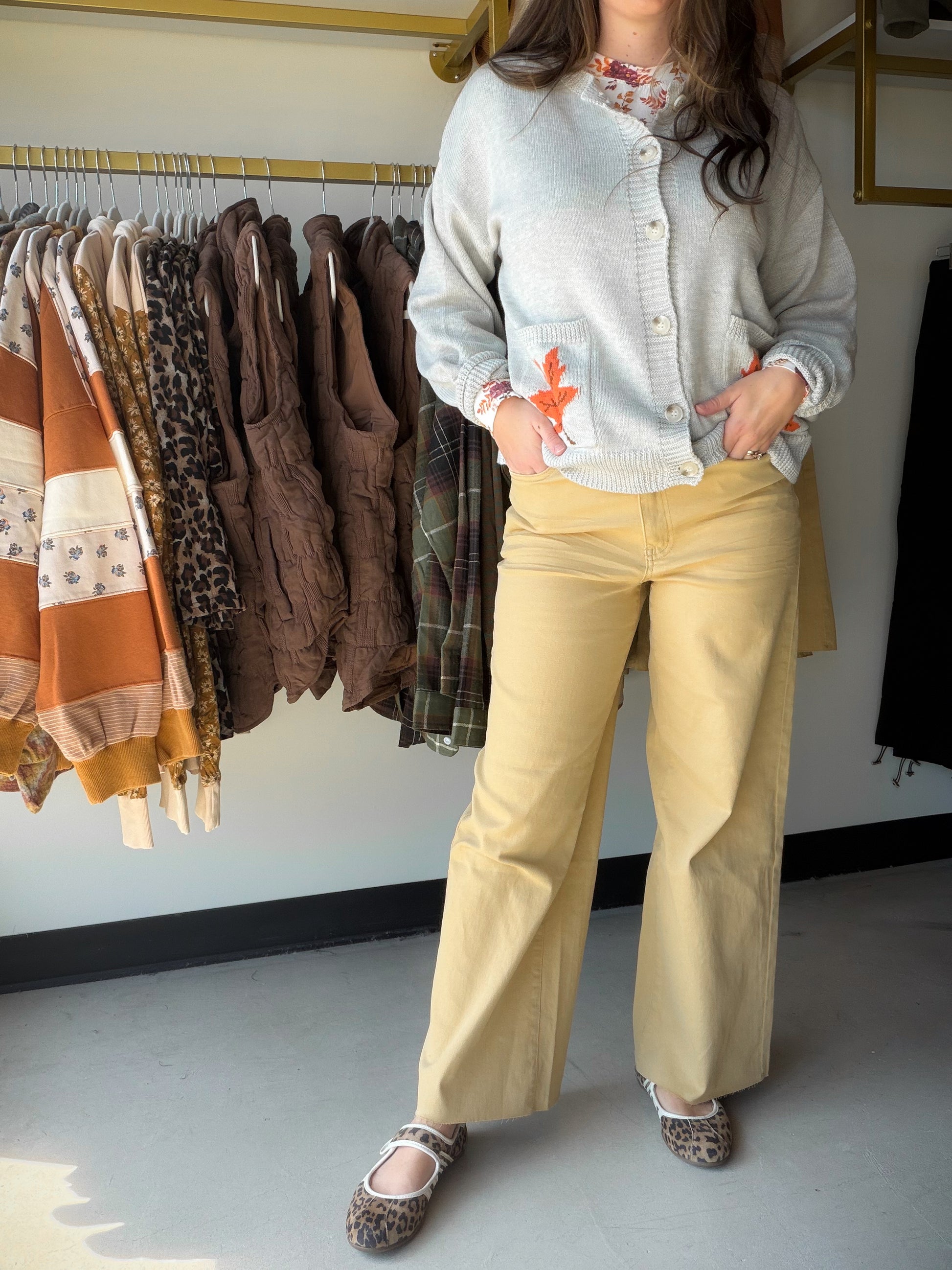 The wide leg pant you’ll wear on repeat. These high-waisted twill pants from&nbsp;Easel offer the perfect blend of polish and ease — structured enough for a night out, comfortable enough for all-day wear. That warm latte hue pairs with everything in your closet, making this an instant wardrobe workhorse.

Soft stretch twill fabric — structured look with comfortable stretch
High-waisted silhouette that elongates the leg and flatters every figure
Wide leg cut for a relaxed, fashion-forward feel
Versatile latt