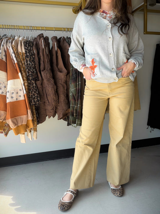 The wide leg pant you’ll wear on repeat. These high-waisted twill pants from&nbsp;Easel offer the perfect blend of polish and ease — structured enough for a night out, comfortable enough for all-day wear. That warm latte hue pairs with everything in your closet, making this an instant wardrobe workhorse.

Soft stretch twill fabric — structured look with comfortable stretch
High-waisted silhouette that elongates the leg and flatters every figure
Wide leg cut for a relaxed, fashion-forward feel
Versatile latt