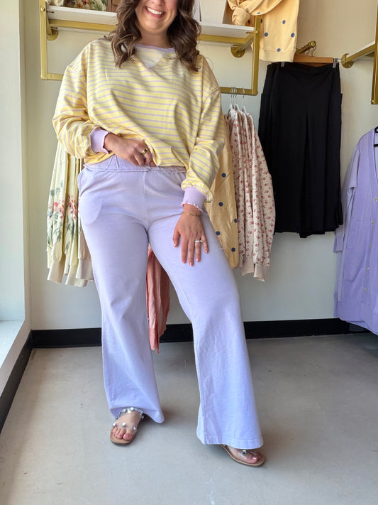 Experience the perfect fusion of lounge-level comfort and street-ready chic. These buttery-soft knit flares feature a slimming high-waist silhouette and functional side pockets for effortless, all-day versatility.

Soft knit fabric ensures all-day comfort
Functional pockets for your essentials
Trendy flared hem elongates legs
Elastic waistband for perfect fit
Versatile style from day to night
Flattering High Waist&nbsp;