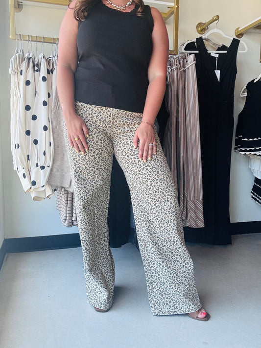 Lovervet

Mid Rise Full Length Leopard Print Wide Leg Jeans Comfort stretch denim, mid rise waist, 5 pockets, finished hem, full length, leopard print, wide leg jeans.

F. Rise: 9" / Inseam: 31 1/2" / Leg Opening: 22"&nbsp;