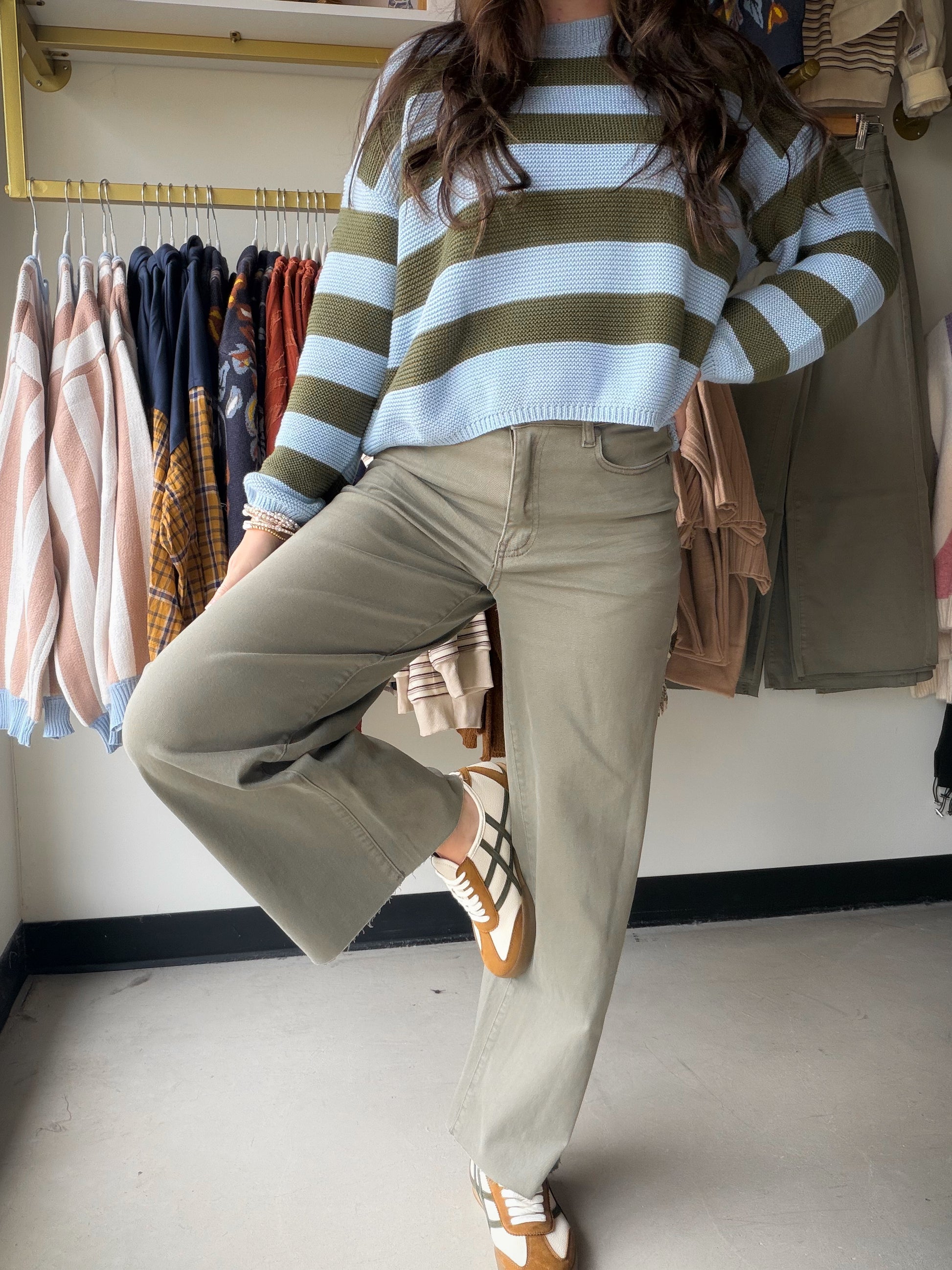 The wide leg pant you’ll wear on repeat. These high-waisted twill pants from&nbsp;Easel offer the perfect blend of polish and ease — structured enough for a night out, comfortable enough for all-day wear. That warm latte hue pairs with everything in your closet, making this an instant wardrobe workhorse.

Soft stretch twill fabric — structured look with comfortable stretch
High-waisted silhouette that elongates the leg and flatters every figure
Wide leg cut for a relaxed, fashion-forward feel
Versatile latt