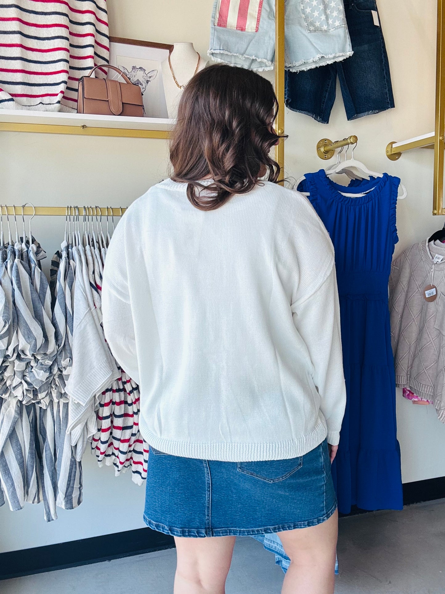 Celebrate the USA in ultimate comfort with this iconic heart-shaped flag knit. Featuring a cozy oversized fit and premium mid-weight fabric, it’s your new go-to for patriotic style all year long.