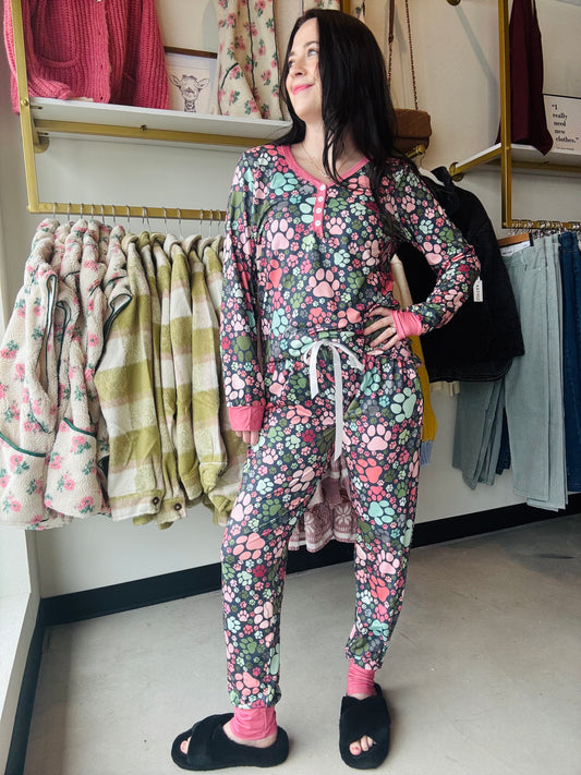 Get cozy in our Paw Print Jogger PJ Set. With its adjustable satin drawstring and elastic waistband, you'll stay comfortable all night long. Plus, the jogger bottom and pocket on the bottom add a touch of functionality to these stylish pajamas. Treat yourself to a good night's sleep with this PJ set.

Shirley &amp; Stone&nbsp;