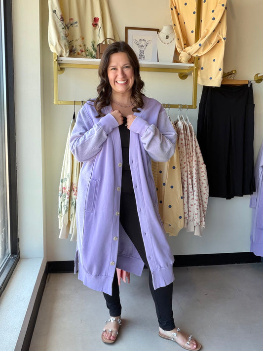 Blakeley

Made with luxurious DETAILING, this long cardigan features functional buttons, reverse fabric details on the sides, and pockets. Perfect for those chilly days, the luxury cardi adds style and practicality to your wardrobe.&nbsp;

Mikayla- size 12 is wearing the OS (One size)


FIT: RELAXED

FABRIC: 60% COTTON 40% POLY&nbsp;

SIZING

XS: &nbsp;0-4/6

OS: 8-14