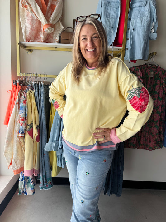 Easel

Description: STRAWBERRY PATCH WASHED TERRY PULLOVER
-LOOSE AND RELAXED FIT
-STRAWBERRY PATCH ON SLEEVES
-ROUND NECKLINE
-DROPPED SHOULDERS
-SMALL MEASUREMENTS : LENGTH - 24.75" &amp; BUST - 24.5"

Becky is 5'8", a size 10/12, wearing the medium.

Sophie is 5'4", 26 weeks pregnant, wearing the small.&nbsp;

Fabric: KNIT
Content: 85% COTTON 15% POLYESTER

 