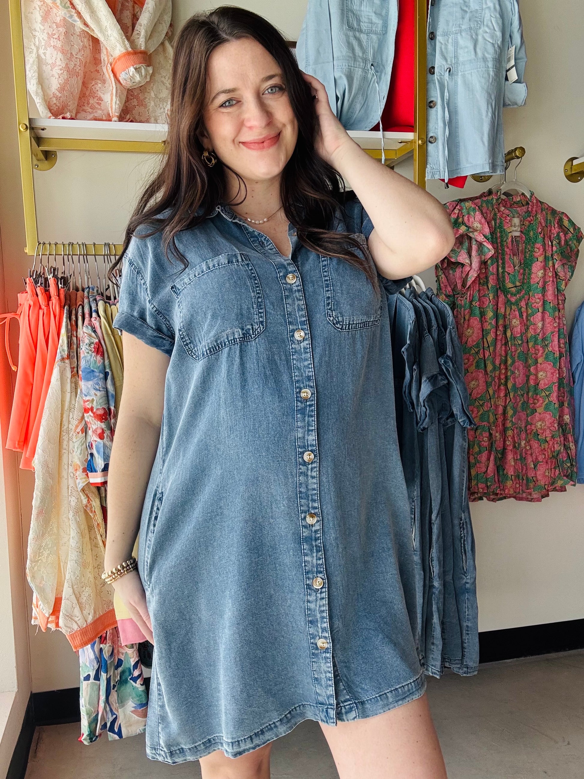 Effortlessly easy and perfect for everyday, this mini is featured in a soft lyocell fabrication and shapeless silhouette with a collared neckline and relaxed short-sleeves.

Collared neckline
Full button front closure
Cuffed sleeves
Side pockets

