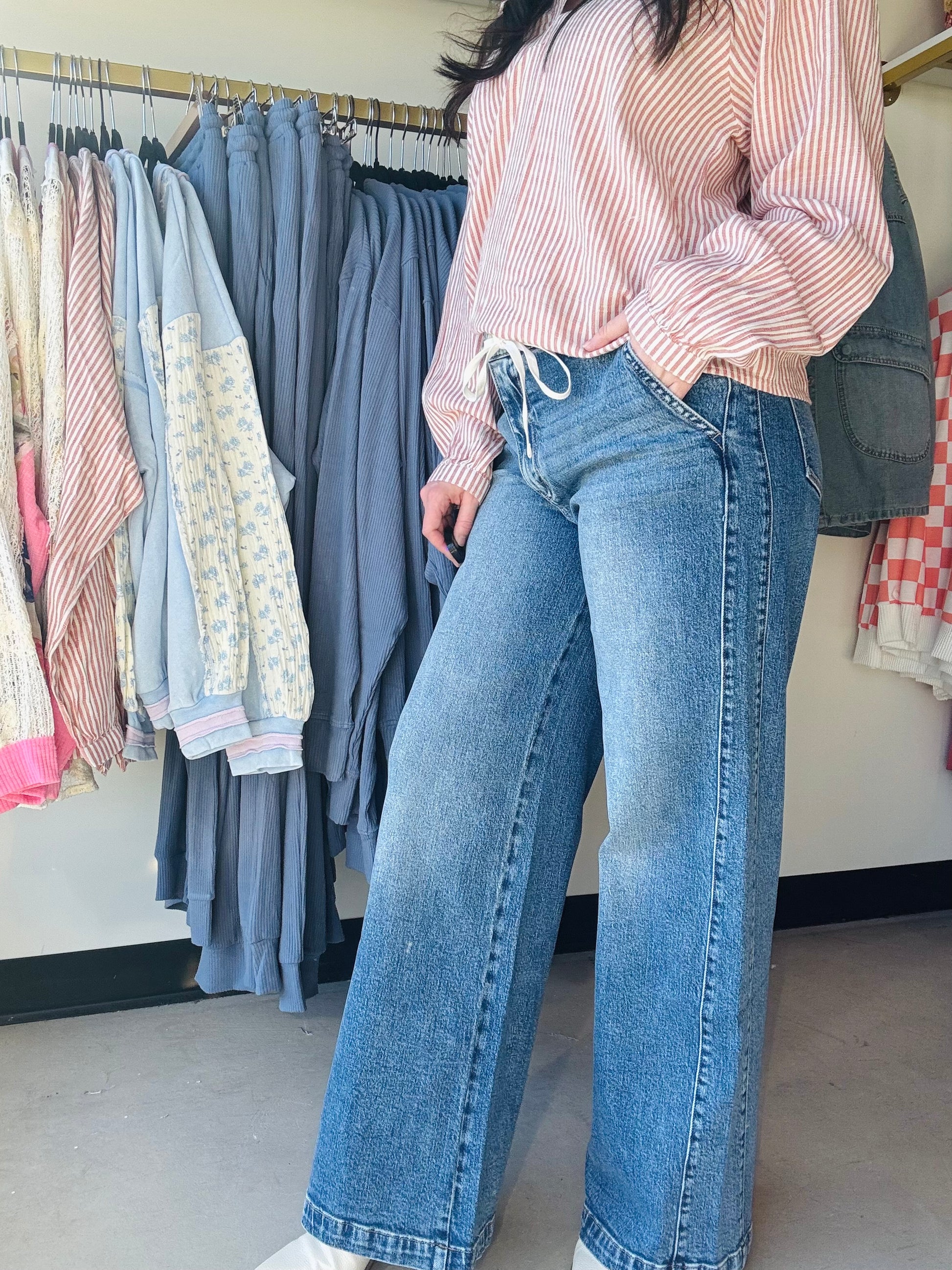 Vervet by Flying Monkey

HIGH RISE MEDIUM DARK WAIST TIE TWIST WIDE JEANS

COMFORT STRETCH DENIM, HIGH RISE WAIST, ELASTIC WAISTBAND WITH TWILL TAPE, WAIST TIE, FINISHED HEM, FULL LENGTH, MEDIUM DARK WASH, TWIST WIDE JEANS

RISE: 10 1/2" / INSEAM: 31" / LEG OPENING: 23 1/2"
