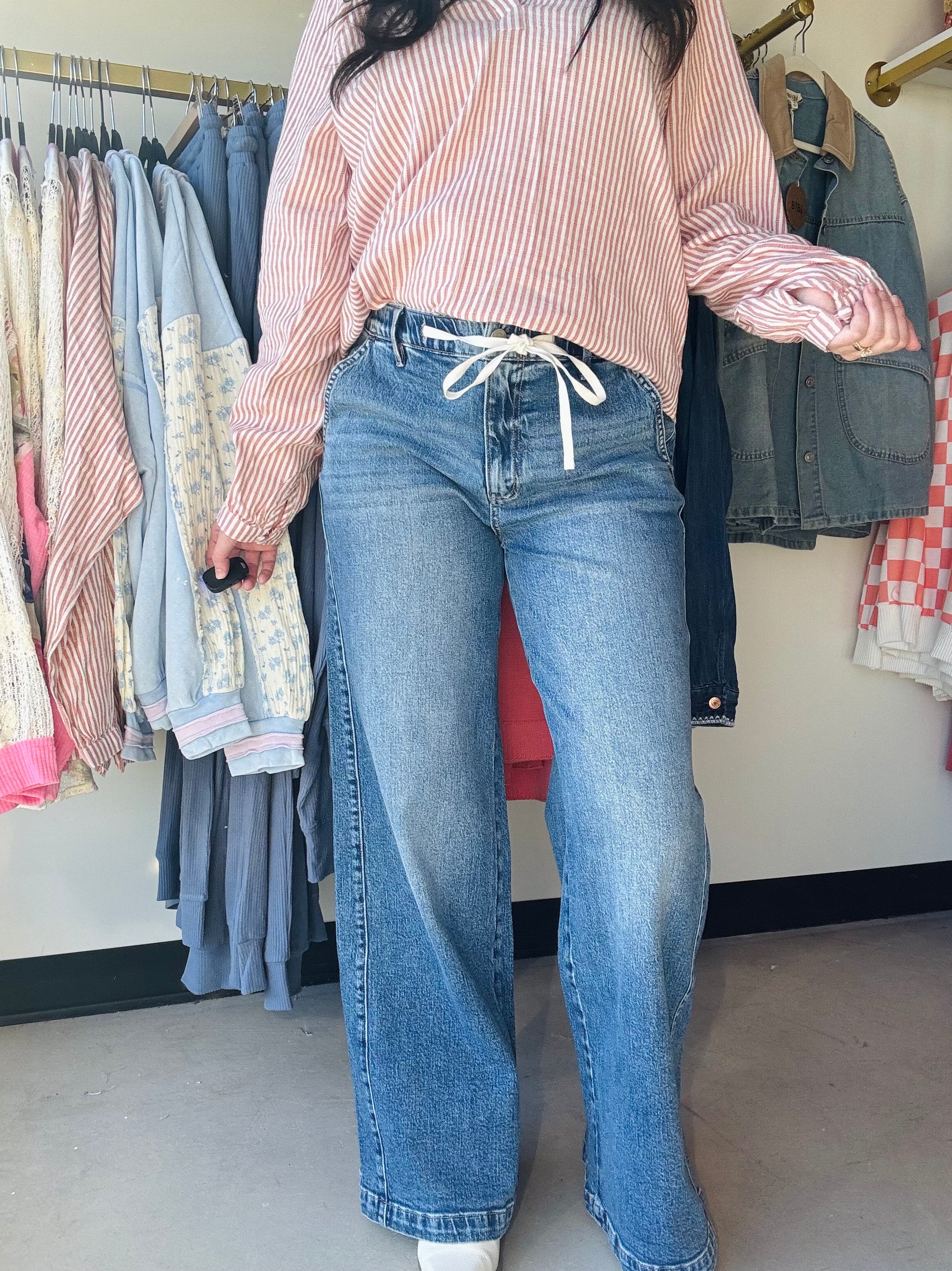 Vervet by Flying Monkey

HIGH RISE MEDIUM DARK WAIST TIE TWIST WIDE JEANS

COMFORT STRETCH DENIM, HIGH RISE WAIST, ELASTIC WAISTBAND WITH TWILL TAPE, WAIST TIE, FINISHED HEM, FULL LENGTH, MEDIUM DARK WASH, TWIST WIDE JEANS

RISE: 10 1/2" / INSEAM: 31" / LEG OPENING: 23 1/2"
