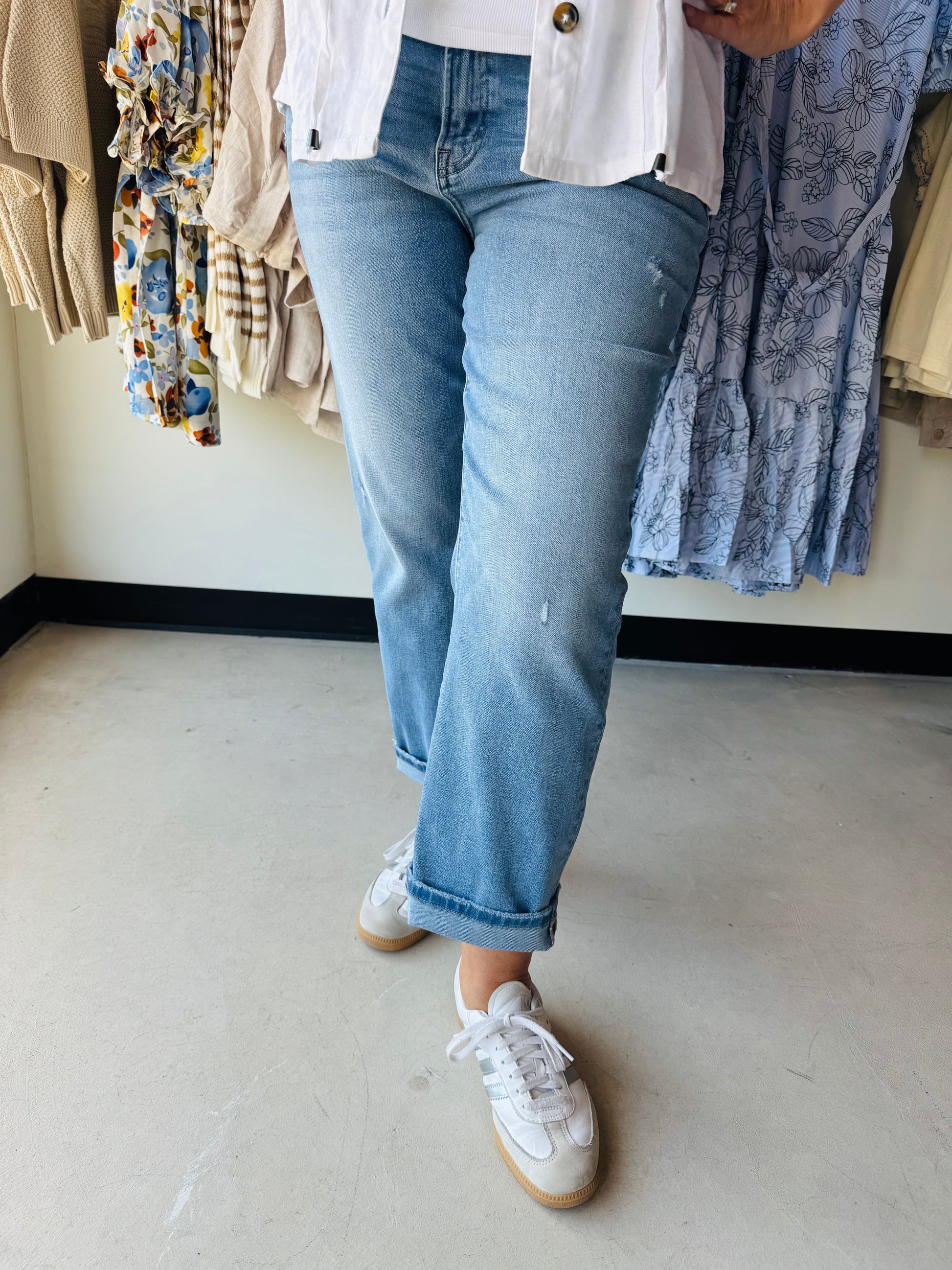 Vervet by Flying Monkey

Comfort stretch denim, mid rise waist, 5 pockets, lightly distressed detail, finished hem, ankle length, slim straight jeans.

Approx. Rise 9" / Inseam 28" / Leg Opening 15"