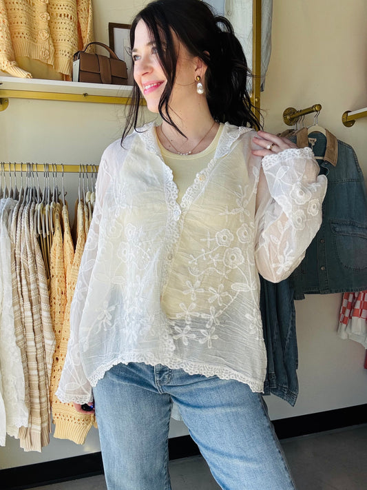 POL

One Size fits 4-12

Designed in V-neck long sleeve roomy fit hooded cardigan top in linen with embroidered trim finishing, solid color.

--------------------------------------------------------------------------
Fabric Contents:
-&nbsp;100% COTTON