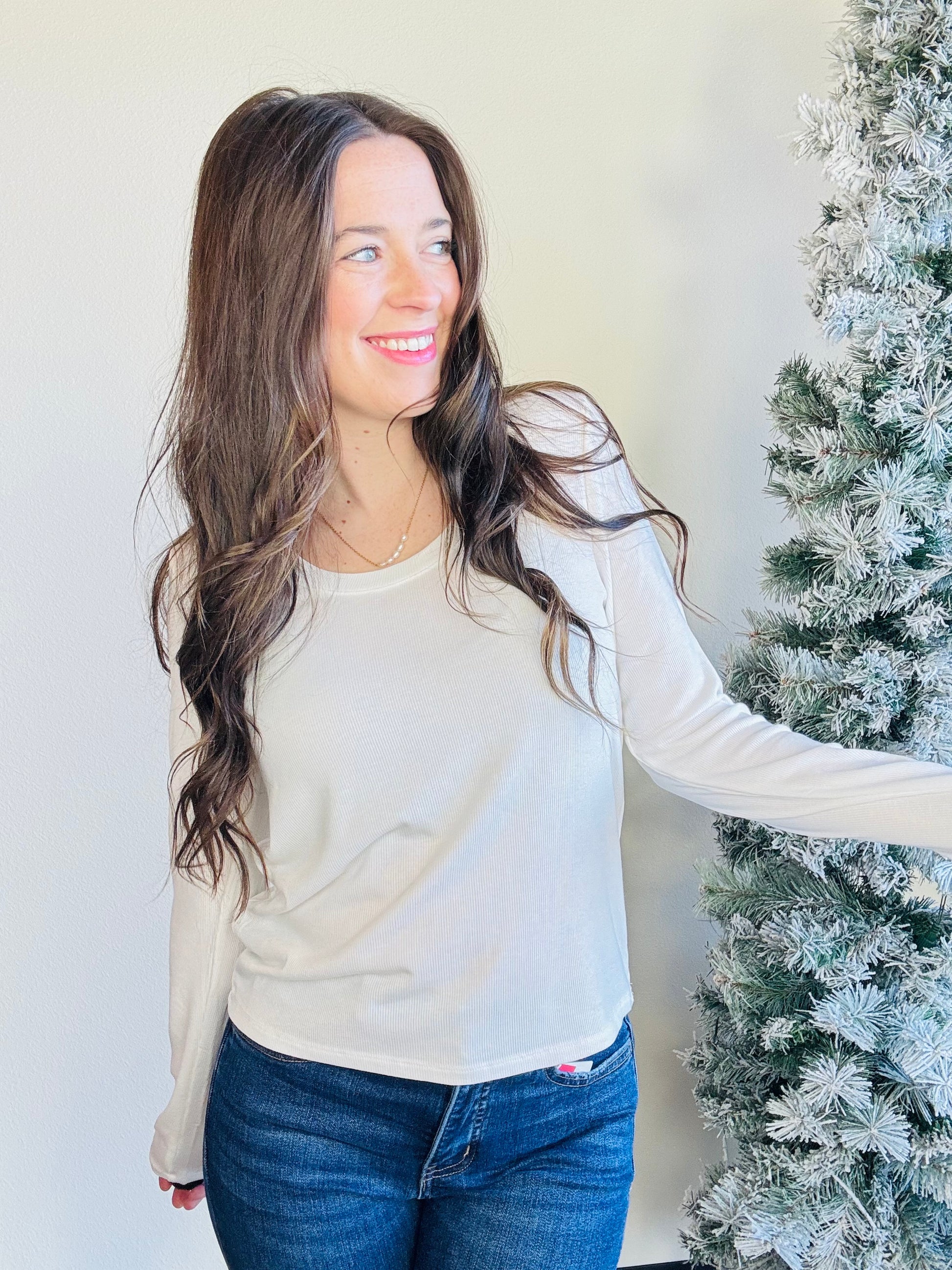Relaxed and buttery soft, this scoop neck long sleeve is crafted from our micro model blend for a sleek, flattering feel. Lightweight and easy, it’s perfect tucked in or untucked.&nbsp;

Long-sleeved top
Scoop neckline
