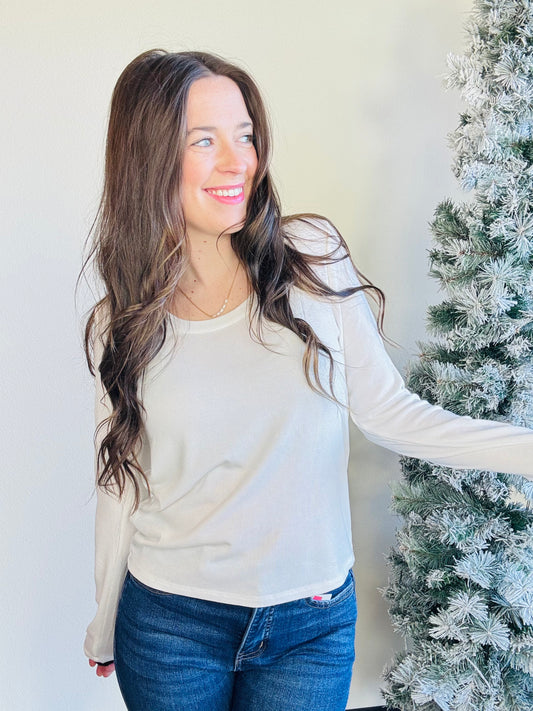 Relaxed and buttery soft, this scoop neck long sleeve is crafted from our micro model blend for a sleek, flattering feel. Lightweight and easy, it’s perfect tucked in or untucked.&nbsp;

Long-sleeved top
Scoop neckline
