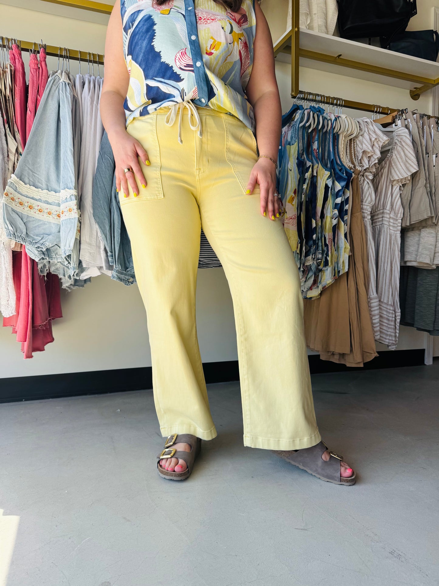 Lovervet

Brighten your everyday rotation with these vibrant yellow wide-leg jeans, blending a relaxed baggy silhouette with a flattering high-rise fit. Crafted from premium comfort-stretch denim, the adjustable drawstring waistband ensures all-day ease without sacrificing style. These ankle-length essentials are the perfect fusion of bold color and effortless loungewear comfort.

Flexible drawstring waistband for custom fit.
Flattering high-rise baggy wide-leg silhouette.
Premium comfort-stretch denim for 