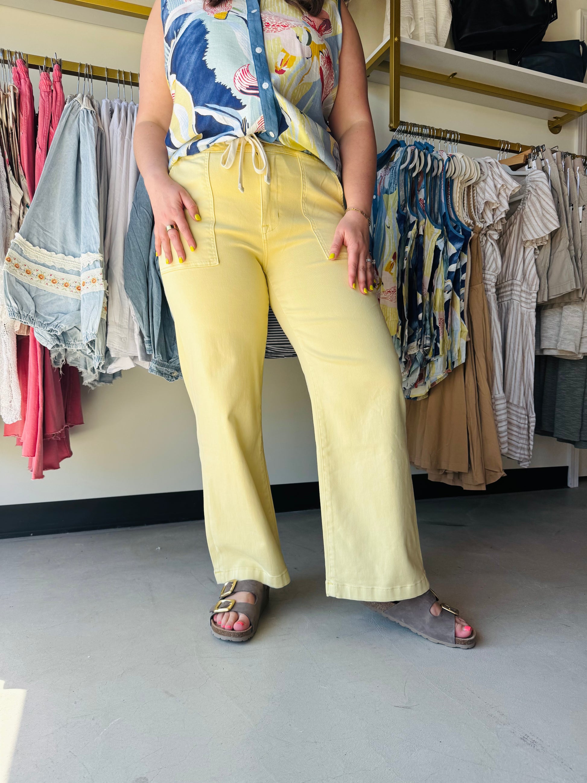 Lovervet

Brighten your everyday rotation with these vibrant yellow wide-leg jeans, blending a relaxed baggy silhouette with a flattering high-rise fit. Crafted from premium comfort-stretch denim, the adjustable drawstring waistband ensures all-day ease without sacrificing style. These ankle-length essentials are the perfect fusion of bold color and effortless loungewear comfort.

Flexible drawstring waistband for custom fit.
Flattering high-rise baggy wide-leg silhouette.
Premium comfort-stretch denim for 