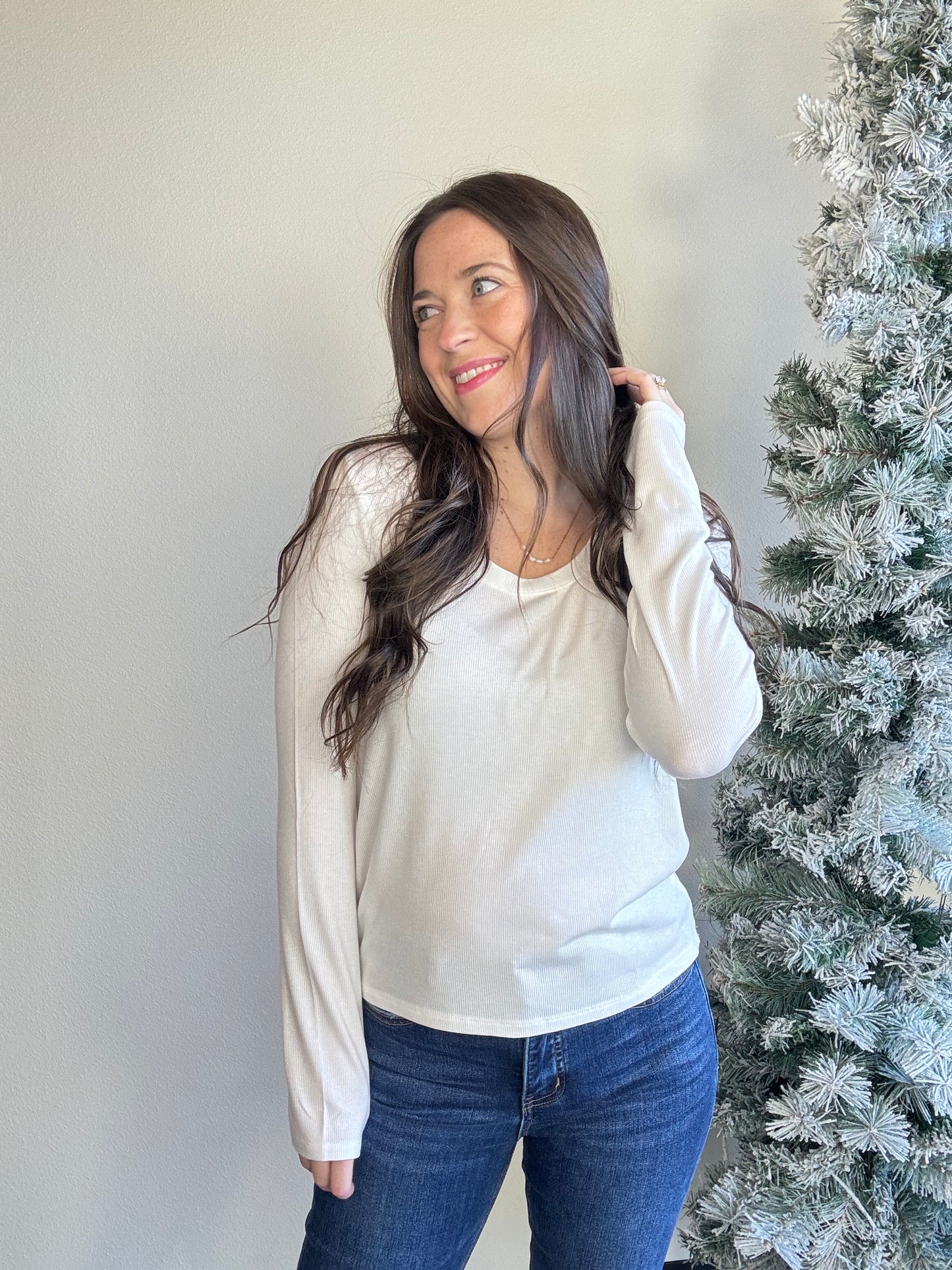 Relaxed and buttery soft, this scoop neck long sleeve is crafted from our micro model blend for a sleek, flattering feel. Lightweight and easy, it’s perfect tucked in or untucked.&nbsp;

Long-sleeved top
Scoop neckline
