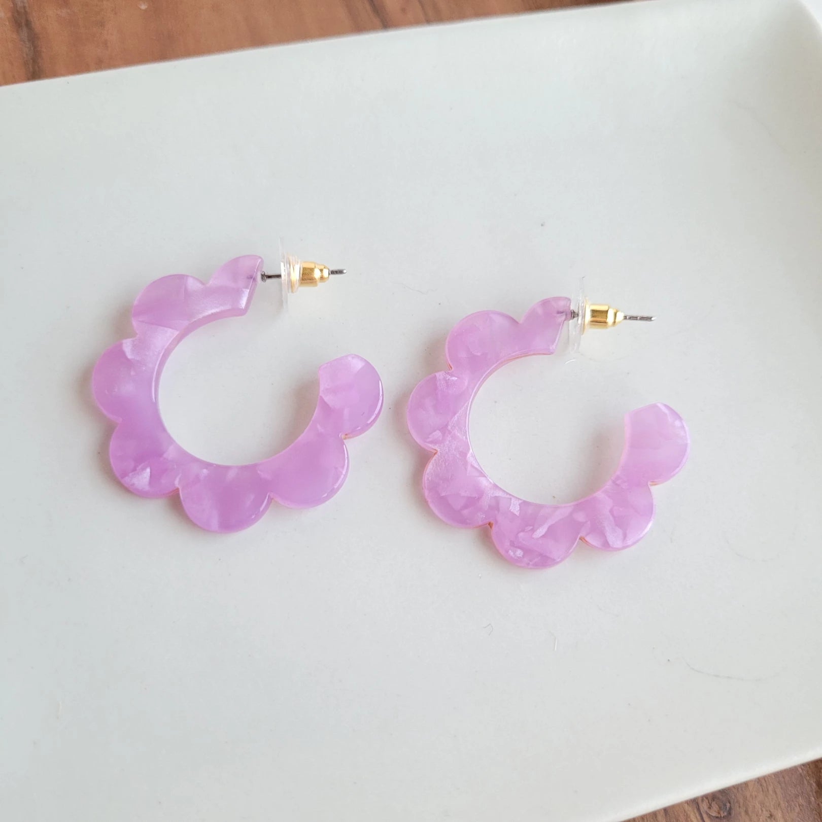 Add a retro vibe to your outfit with our Flora Hoops. The floral design gives these earrings a unique, eye-catching look that's sure to turn heads.  Their lightweight design makes them perfect for everyday wear, while the bright colors make them ideal for a fun night out.